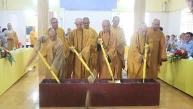 Thực hiện nghi thức khởi công xây dựng giảng đường chùa Phổ An - Văn phòng Ban Trị sự H.Cần Đước