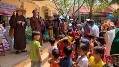 Đoàn từ thiện trao quà đến bà con H.Ea Sup