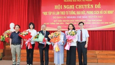 Đại diện trường trao hoa cảm ơn đoàn từ thiện chùa Thiên Quang
