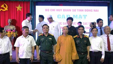 Chụp ảnh lưu niệm nhân buổi họp mặt