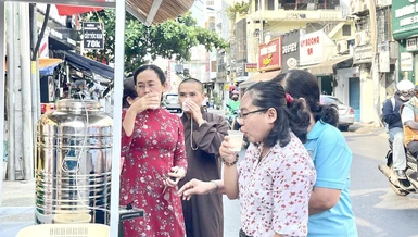 Bình trà đá miễn phí chùa Phú Long tô thêm nét dễ thương, hào sảng của người Sài Gòn