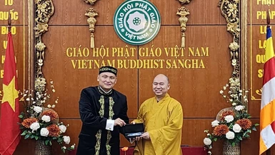 Đại sứ Cộng hòa Kazakhstan tại Việt Nam Kanat Tumysh và Thượng tọa Thích Đức Thiện