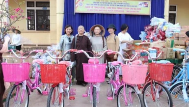 Chùa Phổ Hiền tổ chức tặng quà đến các cháu học sinh miền núi H.Hướng Hóa
