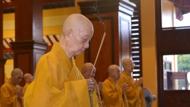 Đức Pháp chủ GHPGVN - Đại lão Hòa thượng Thích Trí Quảng niêm hương bạch Phật tại chánh điện 