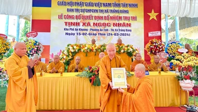 Hòa thượng Thích Niệm Thới trao quyết định bổ nhiệm trụ trì tịnh xá Ngọc Nhân