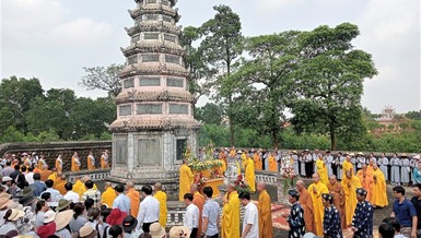 Nhiễu tháp Tổ sư - Hòa thượng Chí Khả 