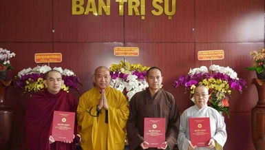 Thượng tọa Thích Phước Nguyên trao quyết định chuẩn y nhân sự bổ sung Ban Trị sự tỉnh Đồng Nai