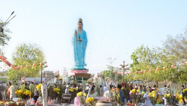 Quán Âm Phật Đài trong ngày Lễ vía Đức Bồ-tát Quán Thế Âm