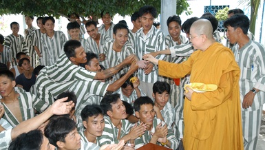 Ni sư Thích nữ Huệ Liên giao lưu với phạm nhân tại Trại giam K.20 (tỉnh Bến Tre) - Ảnh: H.Diệu/BGN
