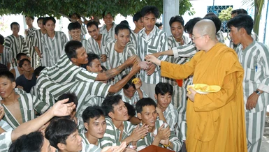 Ni sư Thích nữ Huệ Liên giao lưu với phạm nhân tại Trại giam K.20 (tỉnh Bến Tre) - Ảnh: H.Diệu/BGN