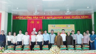 Ban Trị sự GHPGVN tỉnh Bến Tre, Ủy ban Nhân dân xã Hưng Phong tổ chức tặng quà đến hộ nghèo