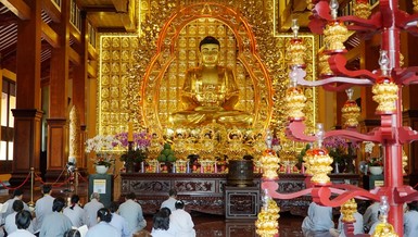 Đạo tràng Phật tử trì tụng kinh trong "Một ngày an lạc" tại chánh điện Việt Nam Quốc Tự