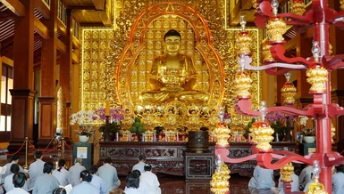 Đạo tràng Phật tử trì tụng kinh trong "Một ngày an lạc" tại chánh điện Việt Nam Quốc Tự