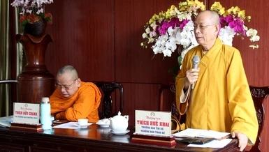 Thượng tọa Thích Huệ Khai, Trưởng ban Tổ chức Đại giới đàn Đạt Thanh chủ trì buổi họp