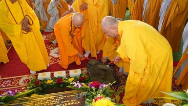 Chư tôn đức thực hiện nghi thức đặt đá khởi công chánh điện chùa Thạnh Bình