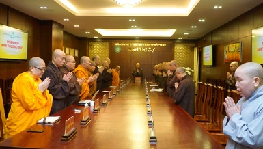 Chư tôn đức Tăng Ni niệm Phật cầu gia hộ trước buổi họp