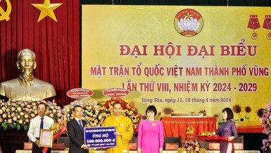 Thượng tọa Thích Thiện Thông trao bảng ủng hộ Quỹ "Vì người nghèo" TP.Vũng Tàu