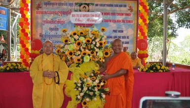 Đại diện Ban Trị sự GHPGVN tỉnh BR-VT tặng hoa chúc mừng 