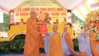 Thượng tọa Thích Tỉnh Cường trao quyết định bổ nhiệm trụ trì chùa Thanh Trúc đến Sư cô Thích nữ Đức Hải