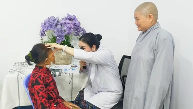 Sư cô Thích nữ Như Học chăm lo cho bệnh nhân nghèo tại H.Tánh Linh