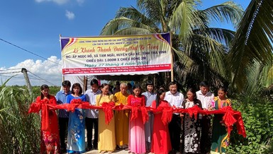 Cắt băng khánh thành, đưa vào sử dụng đường bê-tông ấp Ngọc Hồ, xã Tam Ngãi