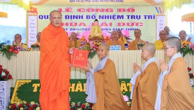 Thượng tọa Thích Pháp Quyền trao quyết định đến Sư cô Thích nữ Trung Phước