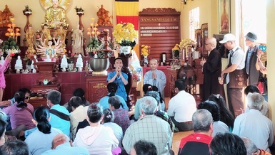 Đoàn trao 300 phần quà đến người khiếm thị khó khăn tại chùa Pháp Hoa 