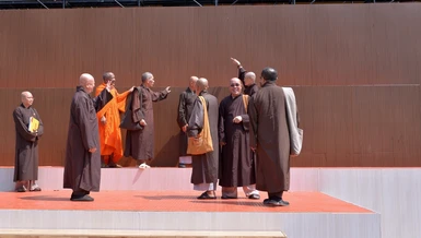 Chư tôn đức Ban Thường trực Ban Trị sự TP.HCM khảo sát lễ đài Phật đản Phật lịch 2568 tại Việt Nam Quốc Tự