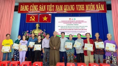  Đoàn trao quà đến người nghèo xã Tân Chánh