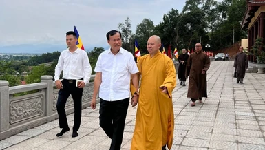 Thượng tọa Thích Đức Thiện cùng ông Lê Tấn Tới, Chủ nhiệm Ủy ban Quốc phòng và An ninh của Quốc hội tham quan chùa Linh Quang