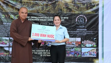 Thượng tọa Thích Tĩnh Triệt trao bảng trao nước uống trong chương trình "Nước mát tặng em" 