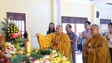 Lễ Tắm Phật trong khuôn khổ Đại lễ Phật đản của chùa Phú Lâm