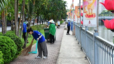 Quan Âm tu viện phát động dọn vệ sinh khu vực trên phố đi bộ dọc kênh Nhiêu Lộc