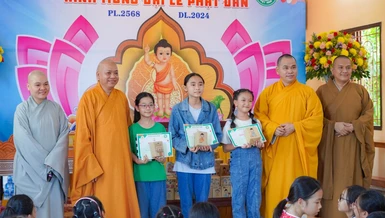 Trao thưởng đến các em tham gia cuộc thi "Em yêu Phật" do chùa Hải Vân tổ chức