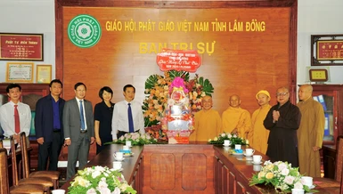 Quyền Bí thư Tỉnh ủy tỉnh Lâm Đồng Nguyễn Thái Học cùng phái đoàn tặng hoa chúc mừng Phật đản đến Ban Trị sự