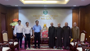 Ông Nguyễn Duy Tân tặng quà chúc mừng Phật đản đến Ban Trị sự GHPGVN TP.HCM - Ảnh: M.T