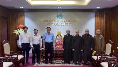 Ông Nguyễn Duy Tân tặng quà chúc mừng Phật đản đến Ban Trị sự GHPGVN TP.HCM - Ảnh: M.T