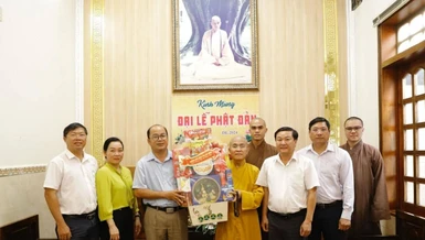 Ông Y Quang BKrông và thành viên đoàn tặng quà chúc mừng Phật đản đến Thượng tọa Thích Quảng Hiền