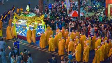 Đoàn cung rước Đức Phật đản sinh từ tổ đình Ấn Quang về Việt Nam Quốc Tự - Ảnh: Quảng Đạo