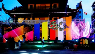 Sân khấu ngoài trời trong khuôn viên Việt Nam Quốc Tự - Ảnh: S.N