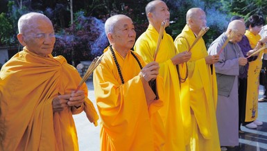 Ban Trị sự GHPGVN tỉnh thắp hương tưởng niệm tại Nghĩa trang Liệt sĩ TP.Đà Lạt