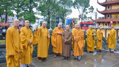 Chư tôn đức khảo sát khu vực bên dưới lễ đài tại Việt Nam Quốc Tự chuẩn bị cho Đại lễ vào sáng mai - Ảnh: Quảng Đạo/BGN