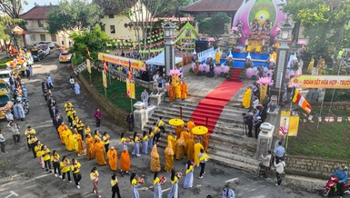 Cung nghinh chư tôn đức, quan khách tham dự Đại lễ tại lễ đài của Phật giáo tỉnh - chùa Linh Sơn