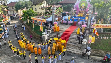 Cung nghinh chư tôn đức, quan khách tham dự Đại lễ tại lễ đài của Phật giáo tỉnh - chùa Linh Sơn