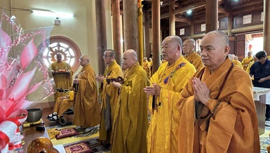  Chư Tăng đảnh lễ Tam bảo tại chánh điện thiền viện Trúc Lâm Tây Nguyên