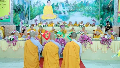 Đại diện hành giả Ni tác bạch trước chư tôn đức chứng minh