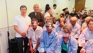 Bệnh nhân nghèo được tài trợ phẫu thuật đem lại ánh sáng cho đôi mắt