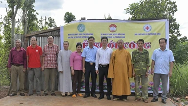 Trong ngày khởi công xây dựng nhà Đại đoàn kết tặng đến gia đình ông Đào Xuân Hoàn