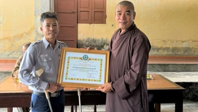 Đại diện tập thể huynh trưởng và đoàn sinh Gia đình Phật tử vùng Xá Vệ nhận Bằng công đức