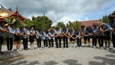 Các trại sinh tham gia khóa tập huấn kỹ năng tại chùa Liên Hoa